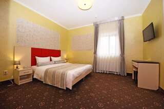 Гостиница Серовъ Симферополь Стандартный двухместный номер с 1 кроватью или 2 отдельными кроватями-1